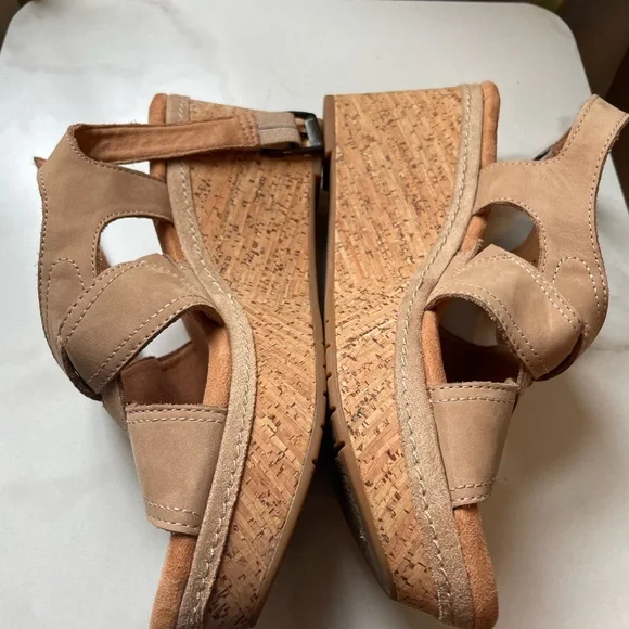 Clark’s Shoes Tan Suede Sandals dress shoe size 7.5 WIDE WIDTH like new - Picture 5 of 6
